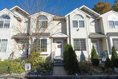 Photo of 36 Union Court, Staten Island, NY 10303 (MLS # 1165082)