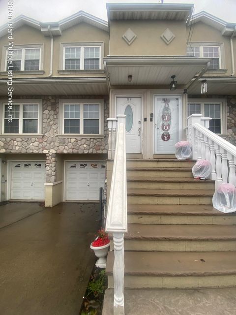 Photo of 214 Dartmouth Loop #1, Staten Island, NY 10306 (MLS # 1165891)