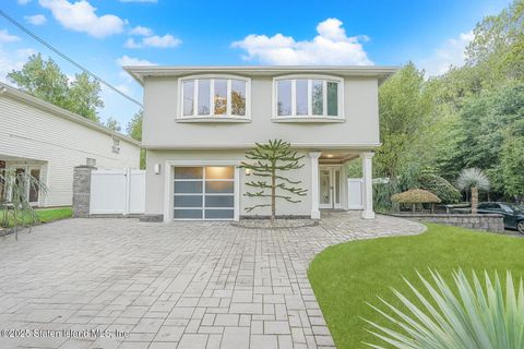 Photo of 4 Gary Place, Staten Island, NY 10314 (MLS # 2505659)