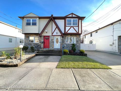 Photo of 24 Behan Court, Staten Island, NY 10306 (MLS # 2406837)