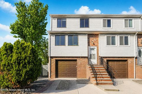 Photo of 80 Country Drive N, Staten Island, NY 10314 (MLS # 2602545)