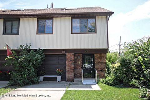 Photo of 32 Rolling Hill Green, Staten Island, NY 10312 (MLS # 1163330)