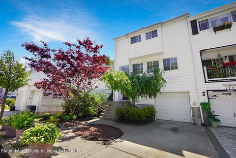 Photo of 125 Hampton Green, Staten Island, NY 10312 (MLS # 1163227)