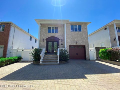 Photo of 338 Amber Street, Staten Island, NY 10306 (MLS # 2402905)