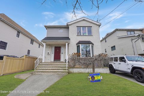 Photo of 70 Weed Avenue, Staten Island, NY 10306 (MLS # 2400038)
