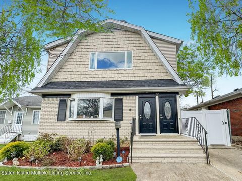 Photo of 38 Ramblewood Avenue, Staten Island, NY 10308 (MLS # 2401463)