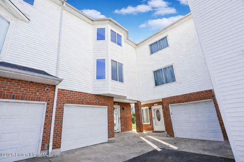 Photo of 46 Bianca Court, Staten Island, NY 10312 (MLS # 2601245)