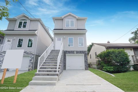 Photo of 264 Melvin Avenue, Staten Island, NY 10314 (MLS # 2404217)