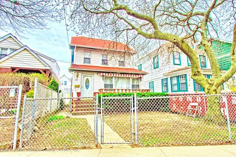 Photo of 526 Vanderbilt Avenue, Staten Island, NY 10304 (MLS # 1161603)