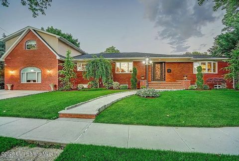 Photo of 781 Pelton Avenue, Staten Island, NY 10310 (MLS # 2600570)