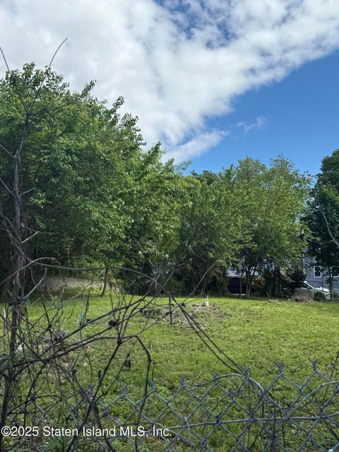 Photo of 211 Beechwood Avenue, Staten Island, NY 10301 (MLS # 2602669)