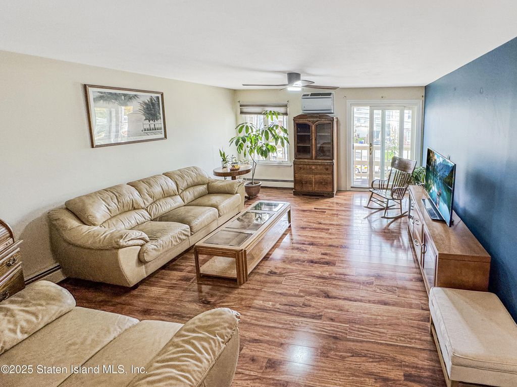 Photo of 225 Wellbrook Avenue, Staten Island, NY 10314 (MLS # 2506384)