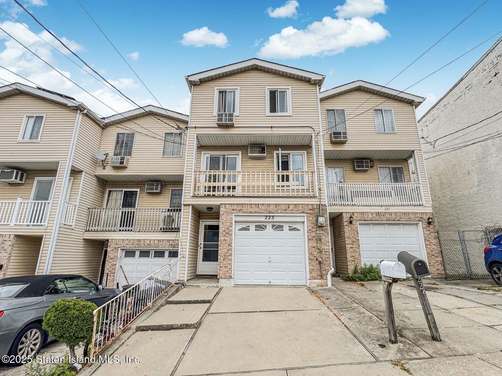Photo of 225 Wellbrook Avenue, Staten Island, NY 10314 (MLS # 2506384)