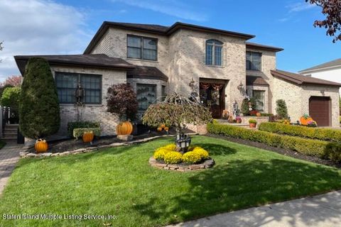 Photo of 987 Ionia Avenue, Staten Island, NY 10309 (MLS # 2401055)