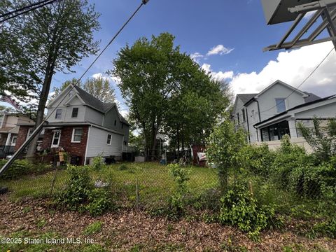Photo of 35 Sideview Avenue, Staten Island, NY 10314 (MLS # 2503058)