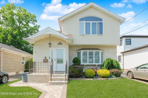 Photo of 147 Howton Avenue, Staten Island, NY 10308 (MLS # 2506276)