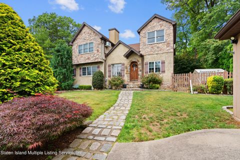 Photo of 62 Reiss Lane, Staten Island, NY 10304 (MLS # 1162919)