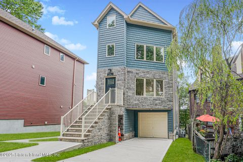 Photo of 12 Ridge Court, Staten Island, NY 10304 (MLS # 2504047)
