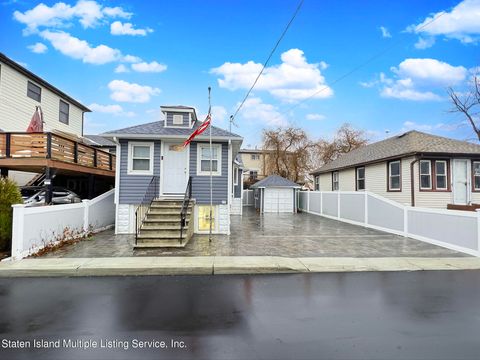 Photo of 27 Milbank Road, Staten Island, NY 10306 (MLS # 2400148)