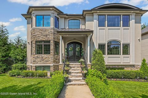 Photo of 200 Cheevers Lane, Staten Island, NY 10307 (MLS # 2504936)