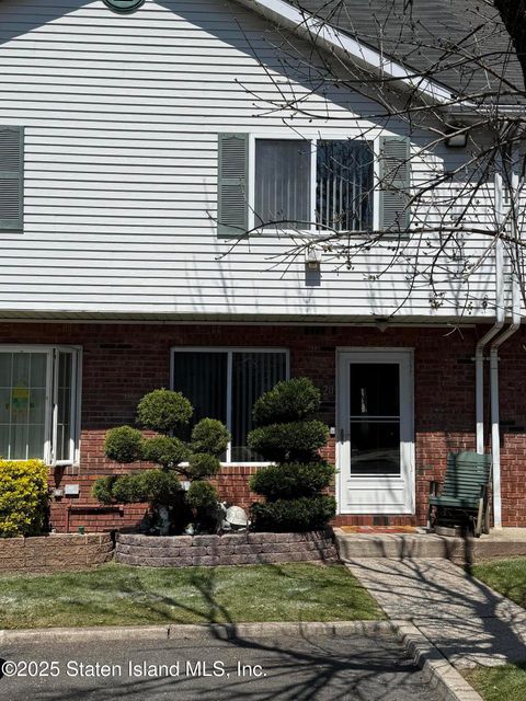 Photo of 20 Country Lane, Staten Island, NY 10312 (MLS # 2502441)
