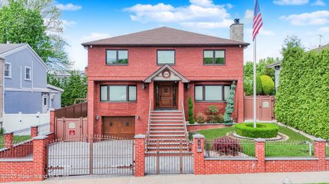 Photo of 554 Valleyview Place, Staten Island, NY 10314 (MLS # 2502952)