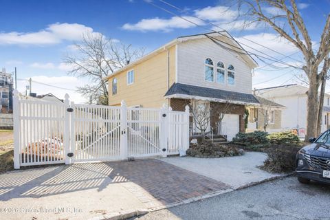 Photo of 132 Cedarview Avenue, Staten Island, NY 10306 (MLS # 2601257)