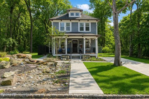 Photo of 40 Adelphi Avenue, Staten Island, NY 10309 (MLS # 2601752)