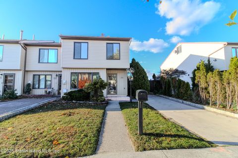 Photo of 901 Patterson Avenue, Staten Island, NY 10306 (MLS # 2506532)
