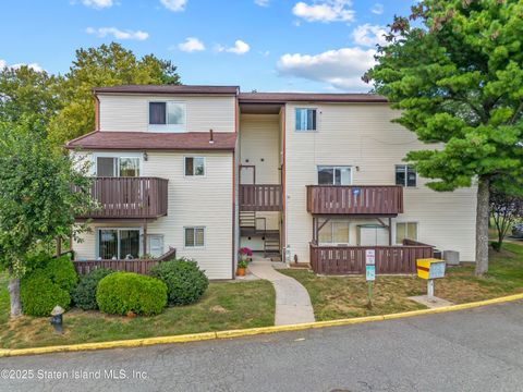 Photo of 52 Timber Ridge Drive, Staten Island, NY 10306 (MLS # 2505240)