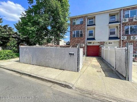 Photo of 9 Oak Street, Staten Island, NY 10305 (MLS # 2601363)