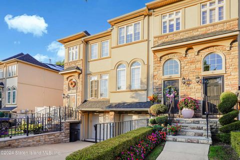 Photo of 47 Monarch Court, Staten Island, NY 10314 (MLS # 2405152)