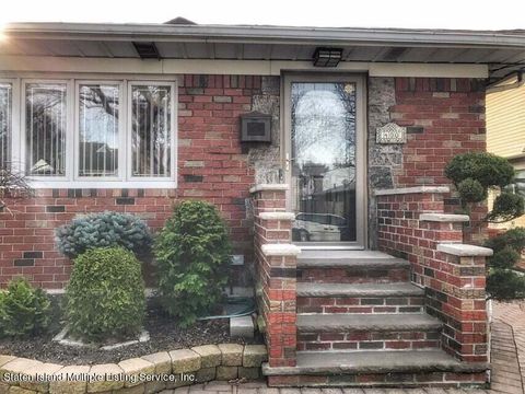 Photo of 400 Westwood Avenue, Staten Island, NY 10314 (MLS # 1161963)