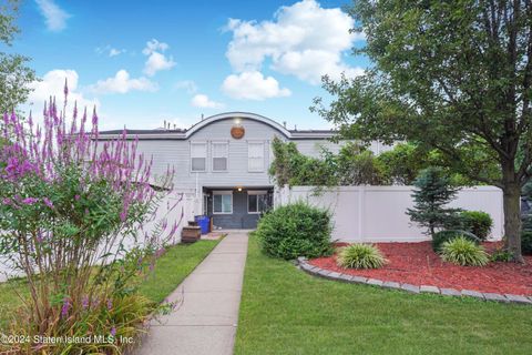 Photo of 62 Pond Way, Staten Island, NY 10303 (MLS # 2404340)