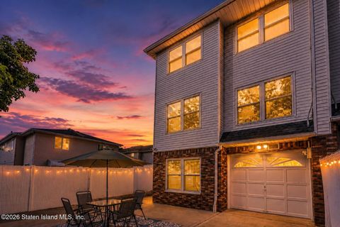 Photo of 873 Bloomingdale Road, Staten Island, NY 10309 (MLS # 2602902)