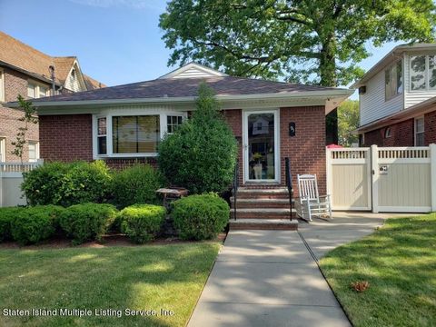 Photo of 95 Ravenhurst Avenue, Staten Island, NY 10310 (MLS # 1163166)