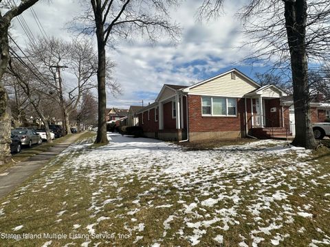 Photo of 449 Slosson Avenue Ave, Staten Island, NY 10314 (MLS # 1160534)