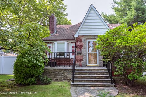 Photo of 245 Clawson Street, Staten Island, NY 10306 (MLS # 2404756)