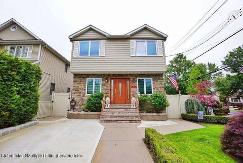 Photo of 974 Edgegrove Avenue, Staten Island, NY 10309 (MLS # 1164007)
