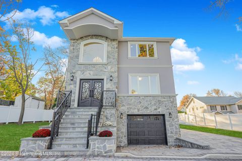 Photo of 112 Woodvale Avenue, Staten Island, NY 10309 (MLS # 2406081)