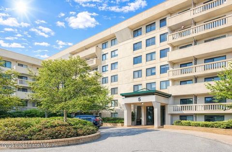 Photo of 5 Windham Loop #6e, Staten Island, NY 10314 (MLS # 2601373)