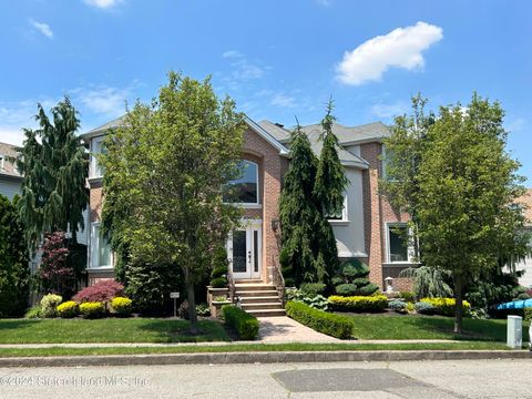 Single Family Residence in Staten Island NY 137 Covington Circle.jpg