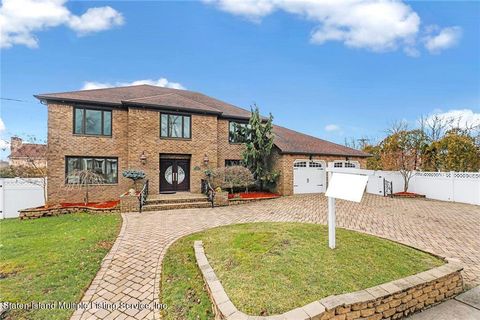 Photo of 208 Pleasant Plains Avenue, Staten Island, NY 10309 (MLS # 1159962)