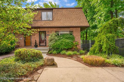 Photo of 832 Sheldon Avenue, Staten Island, NY 10309 (MLS # 2404960)