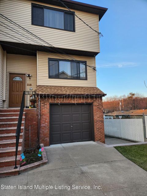 Photo of 33 Windsor Court, Staten Island, NY 10314 (MLS # 1160666)