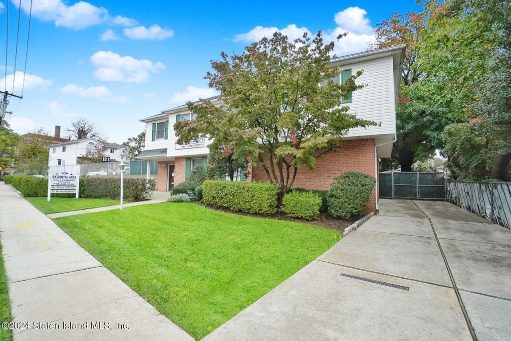 Photo of 301 Slosson Avenue, Staten Island, NY 10314 (MLS # 2404111)