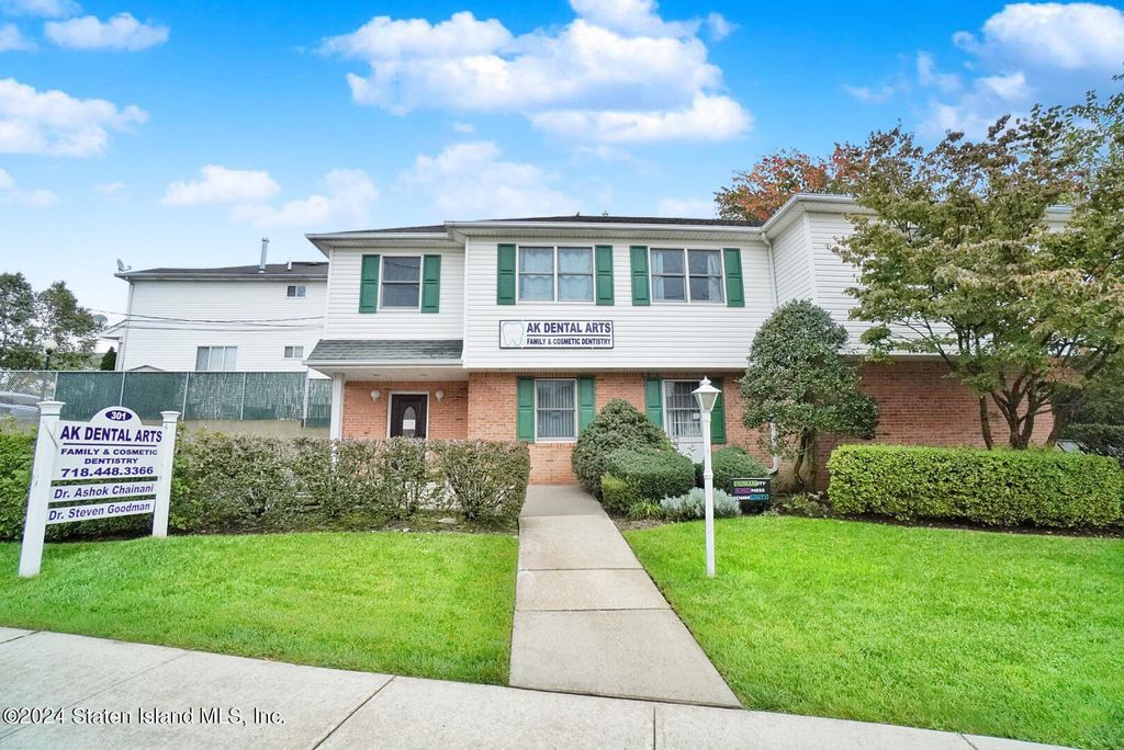 Photo of 301 Slosson Avenue, Staten Island, NY 10314 (MLS # 2404111)