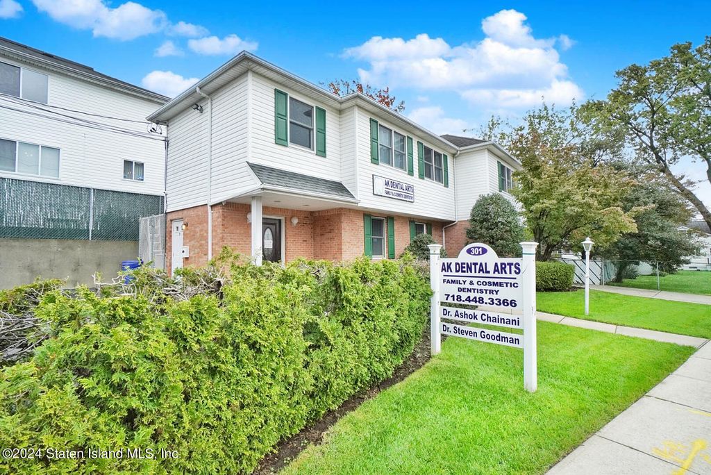 Photo of 301 Slosson Avenue, Staten Island, NY 10314 (MLS # 2404111)