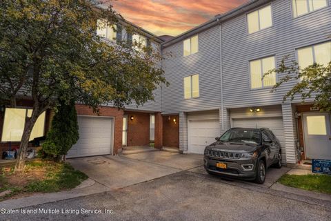 Photo of 111 Ilyssa Way, Staten Island, NY 10312 (MLS # 1164062)