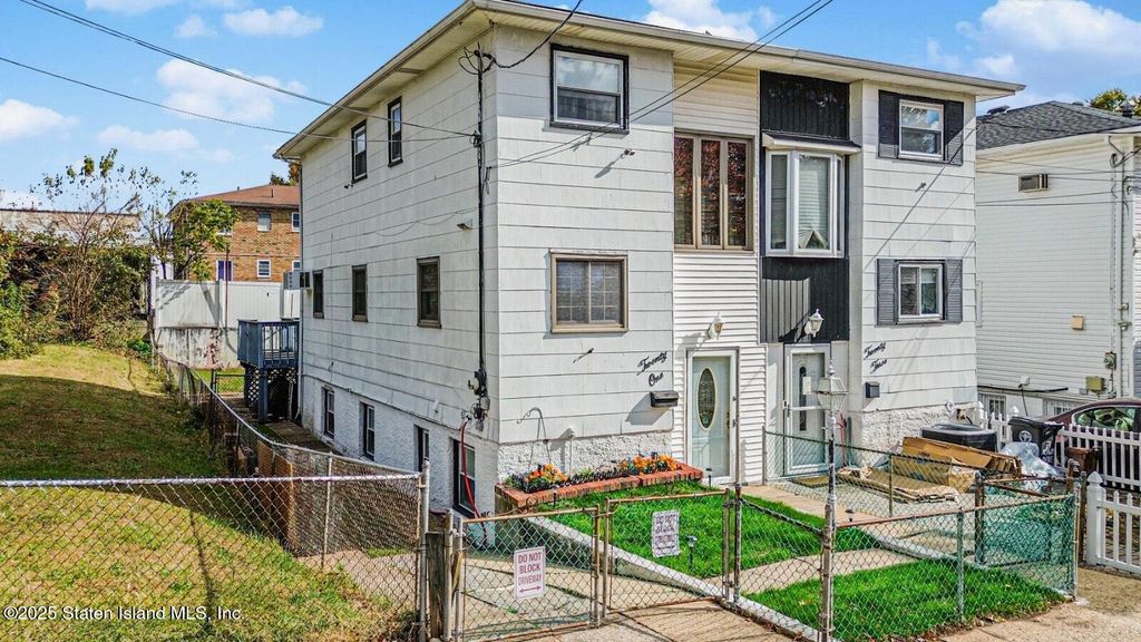 Photo of 21 Norway Avenue, Staten Island, NY 10305 (MLS # 2506450)